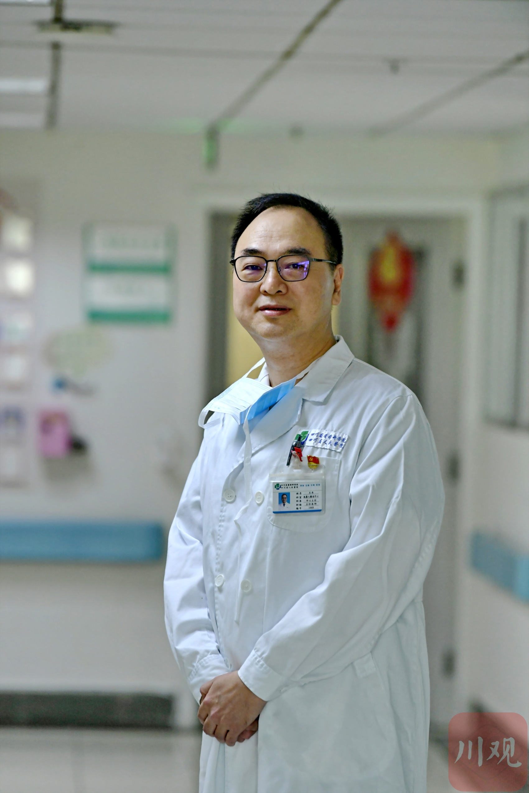 C视觉丨【中国医师节特辑】四川主刀医生30余年从医路 16600 台次手术在微米空间“绣花”_C视觉丨【中国医师节特辑】四川主刀医生30余年从医路 16600 台次手术在微米空间“绣花”_