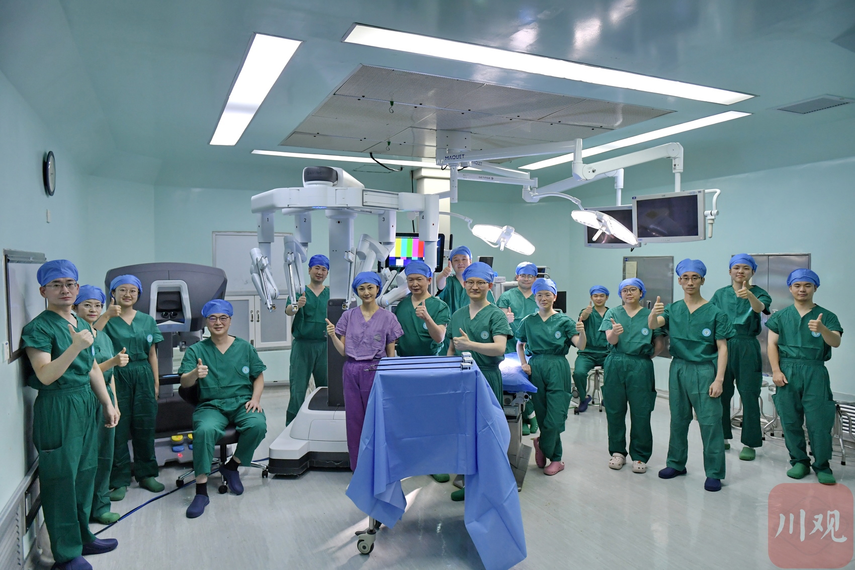 C视觉丨【中国医师节特辑】四川主刀医生30余年从医路 16600 台次手术在微米空间“绣花”__C视觉丨【中国医师节特辑】四川主刀医生30余年从医路 16600 台次手术在微米空间“绣花”