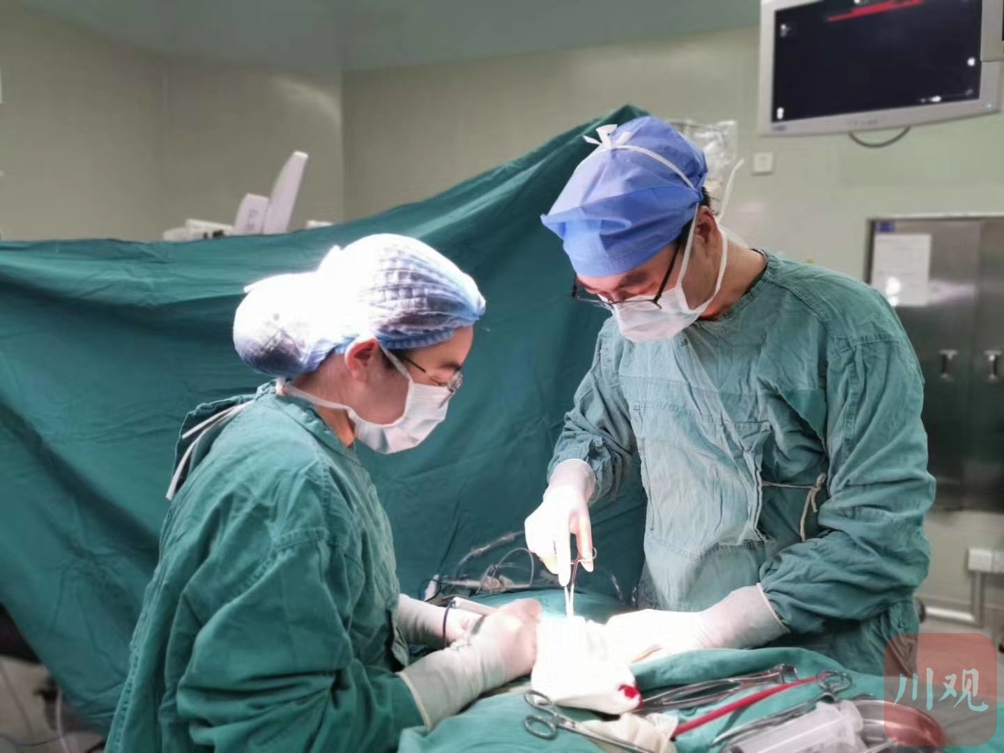 _C视觉丨【中国医师节特辑】四川主刀医生30余年从医路 16600 台次手术在微米空间“绣花”_C视觉丨【中国医师节特辑】四川主刀医生30余年从医路 16600 台次手术在微米空间“绣花”
